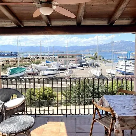 Apartment Con Terrazza Vista Mare. *